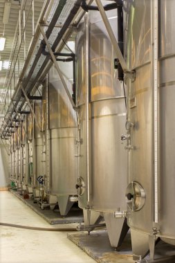 Bratislava, Slovakya - ö. 30 Ocak 2014: şarap üretim büyük slovak yapımcı kapalı. Modern büyük fıçı fermantasyon için.