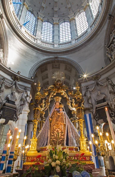 Mechelen - 4 september: traditionella Jungfru Maria-staty i onze-lieve-vrouw-va n-hanswijkbasiliek kyrka den 4 september, 2013 i mechelen, Belgien. — ストック写真