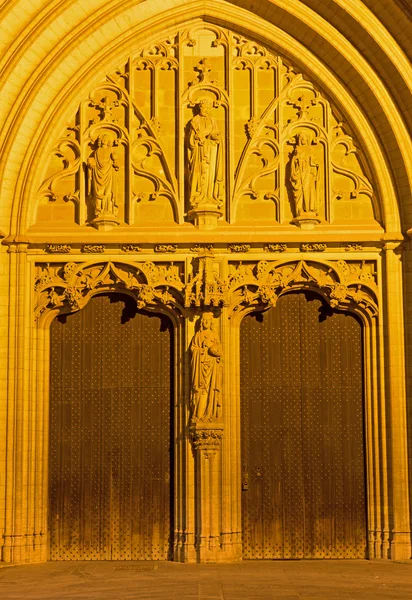 ANTWERP, BÉLGICA - 4 DE SEPTIEMBRE: Portal sur de la catedral de Nuestra Señora en la noche del 4 de septiembre de 2013 en Amberes, Bélgica — Foto de Stock