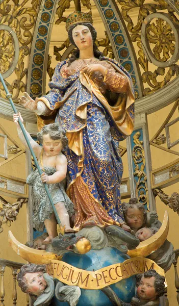 LEUVEN, BÉLGICA - 3 DE SEPTIEMBRE: Virgen barroca tallada en la iglesia de San Miguel (Michelskerk) en 3 de septiembre de 2013 en Lovaina, Bélgica . — Foto de Stock