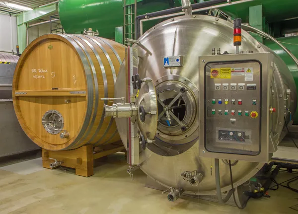BRATISLAVA, ESLOVAQUIA - 30 DE ENERO DE 2014: Indoor of wine manufactory of great Slovak producer. Motor moderno para la fermentación . — Foto de Stock