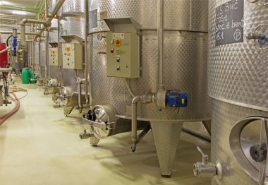 Bratislava, Slovakya - ö. 30 Ocak 2014: şarap üretim büyük slovak yapımcı kapalı. Modern büyük fıçı fermantasyon için.