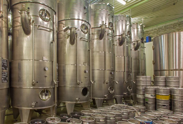 BRATISLAVA, SLOVACCHIA - 30 GENNAIO 2014: Produzione interna di vino di grande produttore slovacco. Moderna botte grande per la fermentazione . — Foto Stock