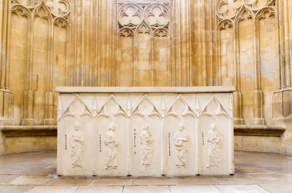 BRATISLAVA, ESLOVÁQUIA - FEVEREIRO 5, 2014: Altar da capela gótica de São João Evangelista ao lado da igreja franciscana . — Fotografia de Stock