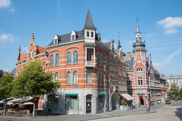 LEUVEN, BÉLGICA - 3 DE SEPTIEMBRE: Palacios típicos de ladrillo de Mathieu de Layensplein el 3 de septiembre de 2013 en Lovaina, Bélgica . —  Fotos de Stock