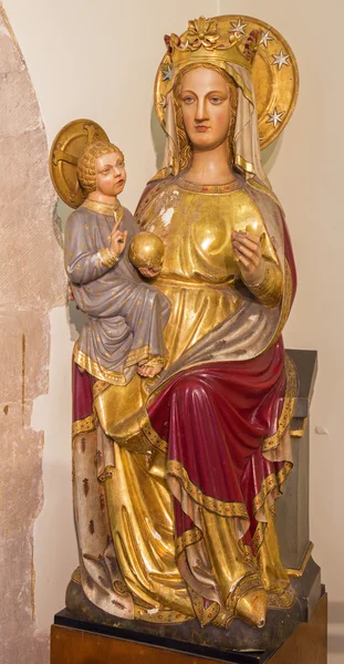 LEUVEN, BÉLGICA - SETEMBRO 3: Madona gótica esculpida em São Pedro catedral em 3 de setembro de 2013 em Leuven, Bélgica . — Fotografia de Stock