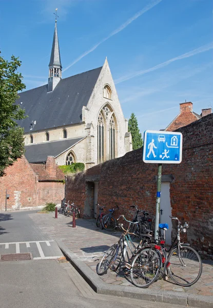 LEUVEN, BELGIO - 3 SETTEMBRE: Chiesa di Sint jan de Doperkerk da sud il 3 settembre 2013 a Lovanio, Belgio . — Foto Stock