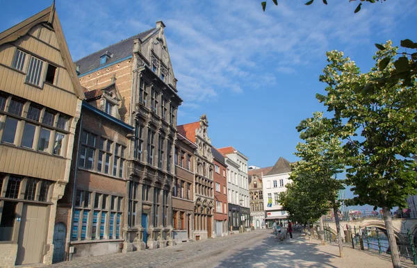 MECHELEN, BELGIUM - SEPTEMBER 4: Palaces on the waterfront of canal in September 4, 2013 in Mechelen, Belgium. — Stock Photo, Image