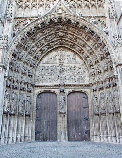 Antverpy, Belgie - 5. září: hlavní portál katedrály Panny Marie s úlevou poslední soud na 5 září 2013 v Antverpách, Belgie — Stock fotografie
