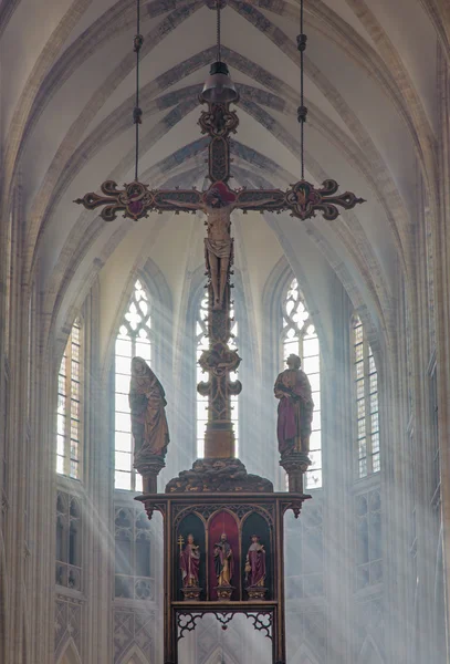 Lieja - 3 września: prezbiterium i krzyż gotycka katedra st. peters i promienie słońca rano 3 września 2013 r. w leuven, Belgia. — Zdjęcie stockowe