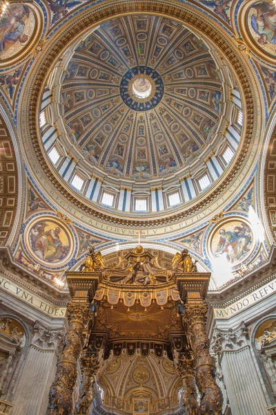 Rome, Italië - 21 maart 2012: baldakijn bernini en koepel in basilica di san pietro - st. Pietersbasiliek s. — Stockfoto