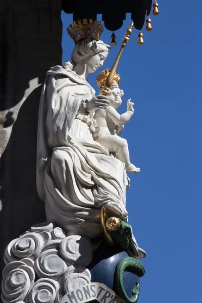 ANTWERP, BÉLGICA - SETEMBRO 5: Estátua de Madonna barroca da fachada da casa em 5 de setembro de 2013 em Antuérpia, Bélgica . — Fotografia de Stock