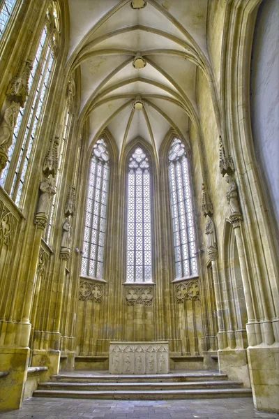 BRATISLAVA, SLOVAQUIE - 5 FÉVRIER 2014 : Chapelle gothique Saint-Jean l "Évangéliste à côté de l" église franciscaine . — Photo