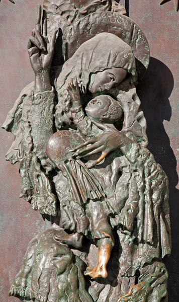 ROME, MARCH - 22: Modern Virgin Mary relief from bronze gate from Basilica di San Giovanni in Laterano on March 22, 2012 — Stock Photo, Image