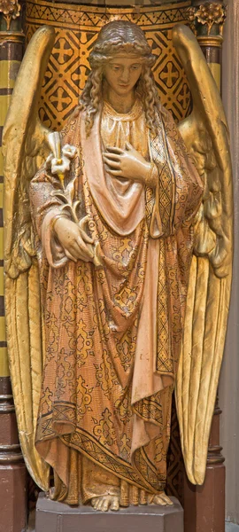 ANTWERP, BÉLGICA - 5 DE SEPTIEMBRE: Ángel policromado tallado del púlpito de Joriskerk o iglesia de San Jorge el 5 de septiembre de 2013 en Amberes, Bélgica —  Fotos de Stock