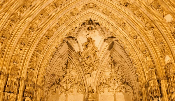 Toledo, Spanje - 8 maart 2013: detail van nachtelijke zuiden gotische portaal van kathedraal primada santa maria de toledo. — Stockfoto