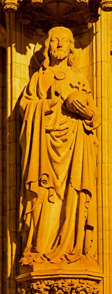 Antwerpen, België - 4 september: Jezus Christus pantokrator standbeeld op het belangrijkste portaal op de kathedraal van onze dame bij nacht op 4 september 2013 in Antwerpen, België — Stockfoto