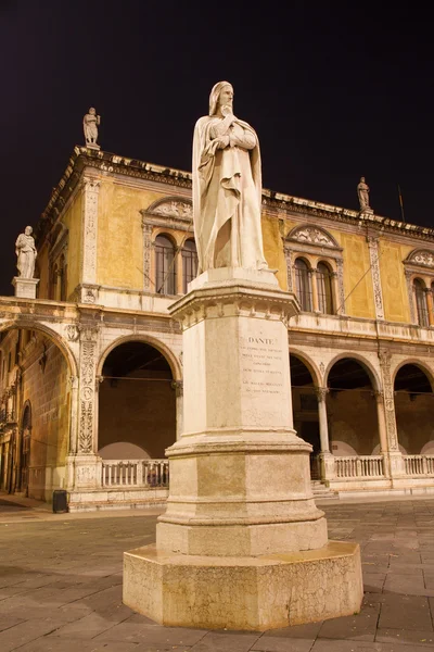 Verona - piazza dei signori und dante alighieri denkmal. — Stockfoto