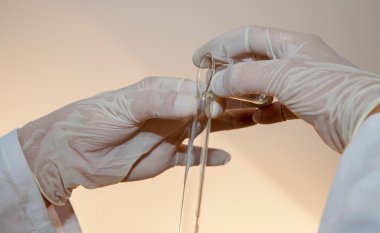 Laboratuvar çalışmalarında eliyle