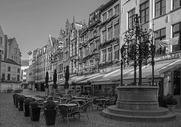 Antwerpen, België - 5 september 2013: blauwmoezelstraat - straat in de buurt van de kathedraal van onze lieve vrouw in ochtend licht. — Stockfoto