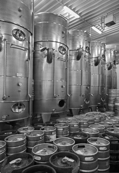 BRATISLAVA, ESLOVAQUIA - 30 DE ENERO DE 2014: Interior del fabricante de vino gran productor eslovaco. Gran barril moderno para la fermentación. — Foto de Stock