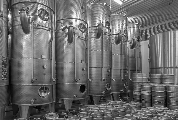 BRATISLAVA, SLOVACCHIA - 30 GENNAIO 2014: Produzione interna di vino di grande produttore slovacco. Moderna botte grande per la fermentazione . — Foto Stock