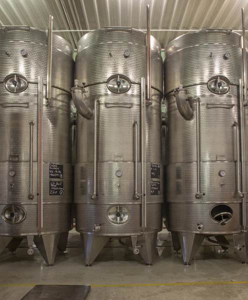 BRATISLAVA, ESLOVAQUIA - 30 DE ENERO DE 2014: Interior de la fabricación de vino de gran productor eslovaco. Gran barril moderno para la fermentación . — Foto de Stock