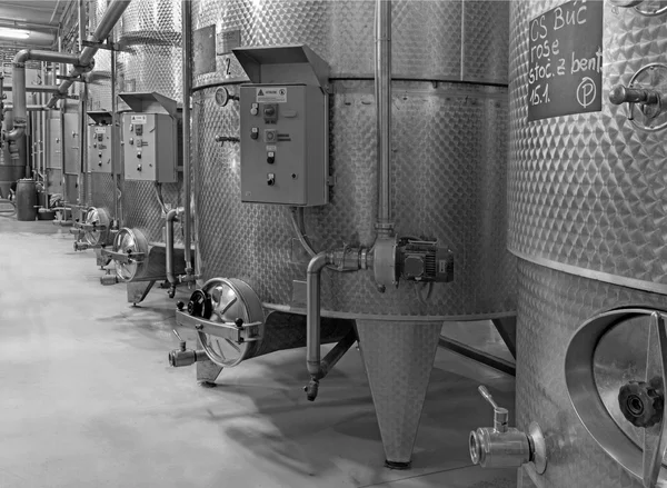 Bratislava, Slovakien - den 30 januari, 2014: inomhus för vin tillverkningen stor slovakiska tillverkaren. moderna stora tunnor för jäsning. — Stock fotografie