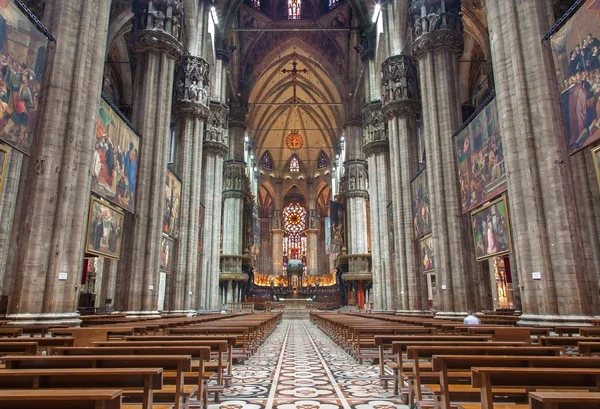 MILÁN, ITALIA - 16 DE SEPTIEMBRE DE 2011: nave principal del Duomo o catedral — Foto de Stock