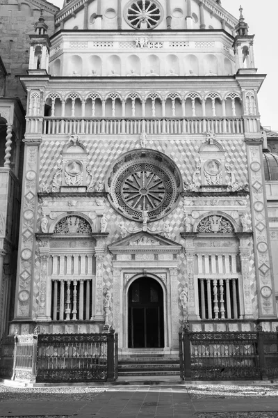 Bergamo - portál colleoni kaple v katedrále santa maria maggiore v horním městě — Stock fotografie