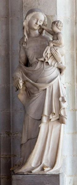 Antwerpen, Belgien - 5 september: madonna staty i inre av domkyrkan av vår dam den 5 september, 2013 i Antwerpen, Belgien — Stockfoto