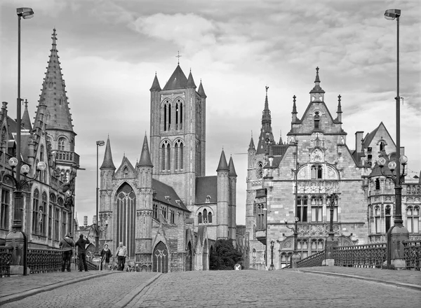 Gent, Belgien - 24. Juni 2012: Blick von der Saint-Michels-Brücke zur Nikolaikirche und zum Rathaus. — Stockfoto