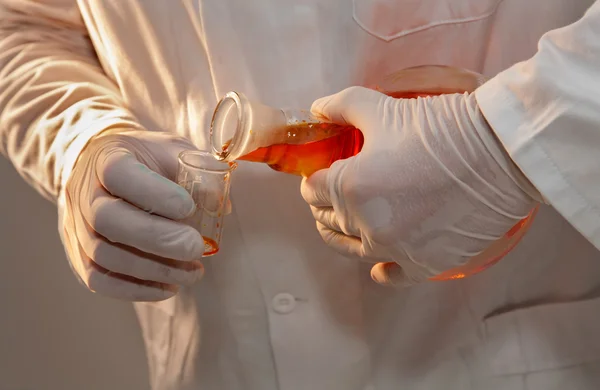 Mãos por trabalho em laboratório — Fotografia de Stock