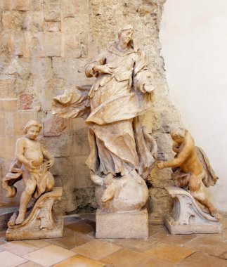 BRATISLAVA, SLOVAKIA - 5 Şubat 2014: Fransisken Kilisesi 'nin yanındaki Evangelist Aziz John Kilisesi' ndeki Barok Kusursuz Heykeli.