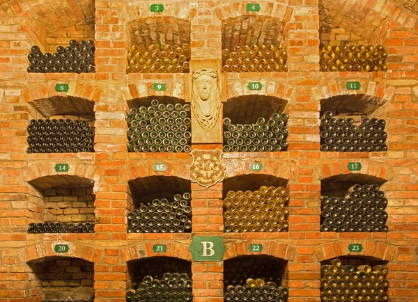 Bratislava, Slowakije - 23 januari 2014: detail van flessen van interieur wijn callar van grote Slowaakse producent. — Stockfoto
