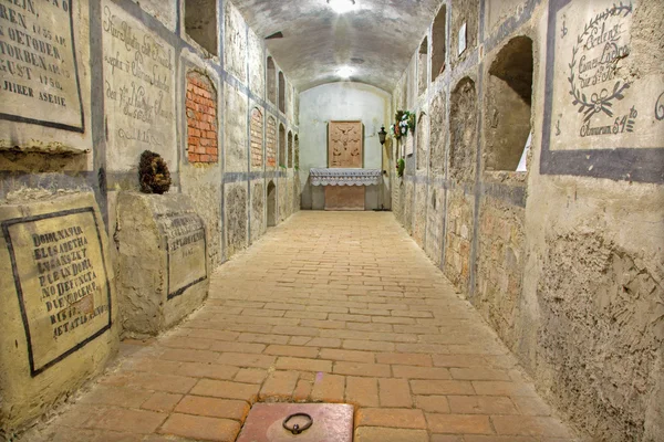 BRATISLAVA, ESLOVAQUIA - 11 DE FEBRERO DE 2014: Cripta bajo la capilla de Santa Ana en la catedral de San Martín . —  Fotos de Stock
