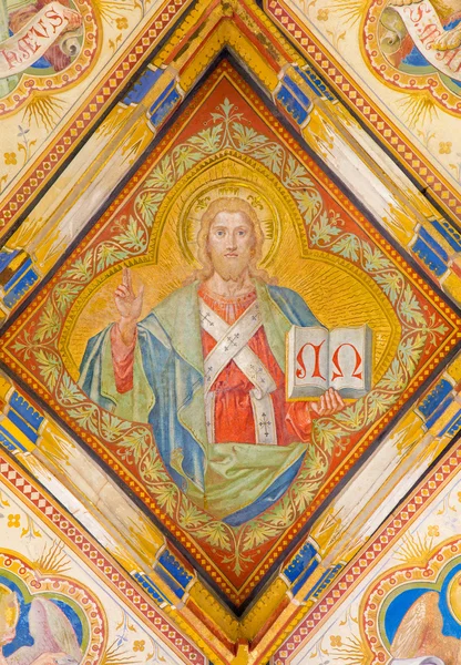 BRATISLAVA, ESLOVAQUIA - 11 DE FEBRERO DE 2014: Fresco de Jesucristo y cuatro símbolos evangelistas. Detalle de St. Ann capilla lateral gótica por Carl Jobst de 19. cent. en la catedral de San Martín . —  Fotos de Stock