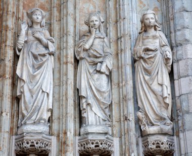 Brüksel - 21 Haziran: detay notre dame du sablon Gotik Kilisesi 15 ve 16. yüzyıllarda inşa yan portal üzerinden. Havari ve Kutsal Meryem heykeller üzerinde 21 Haziran 2012'de Brüksel'deki.