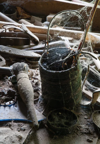 Nepořádek na stole starého domu — Stock fotografie