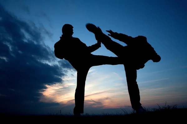 Trénink karate v večer - silueta — Stock fotografie