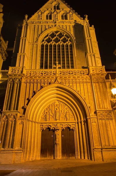 ANTWERP, BÉLGICA - 4 DE SEPTIEMBRE: Portal sur de la catedral de Nuestra Señora en la noche del 4 de septiembre de 2013 en Amberes, Bélgica — Foto de Stock