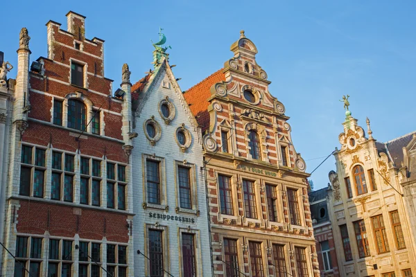 Leuven - Palácios de Gorte Markt luz da manhã — Fotografia de Stock