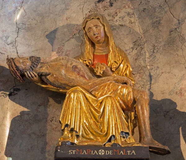 ВЕНА - 27 ИЮЛЯ: Статуя из полихрома Pieta с Мальты в боковой часовне барочной церкви Maria Treu с 18-го века. 27 июля 2013 года Вена . — стоковое фото