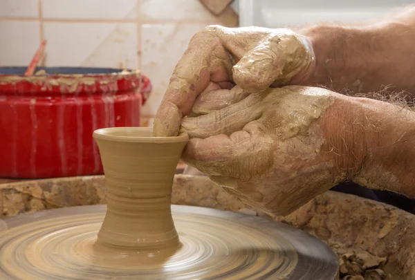 Potter munkahelyi kezében — Stock Fotó