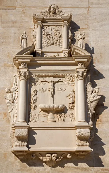 VIENA - 27 DE JULIO: Tumba de piedra con la crucifixión de Jesús en relieve desde la fachada oeste de la iglesia del monasterio en Klosterneuburg el 27 de julio de 2013 Viena . —  Fotos de Stock