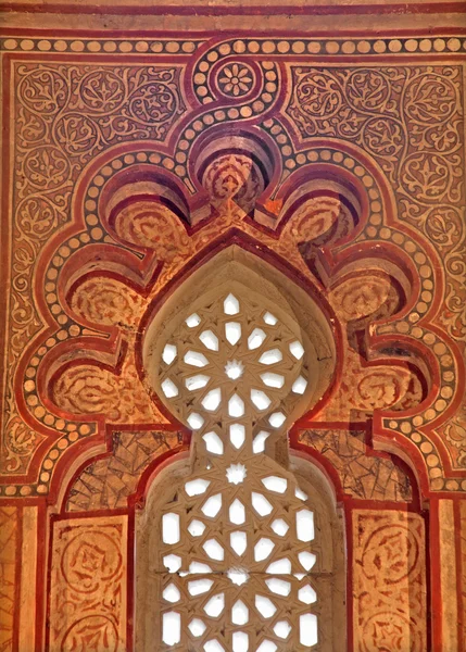 Toledo - märz 8: bogen und fresken der san-römischen kirche haben einen turm im mudejar architektonischen stil aus dem 13. jahrhundert. am 8. märz 2013 in toledo, spanien. — Stockfoto