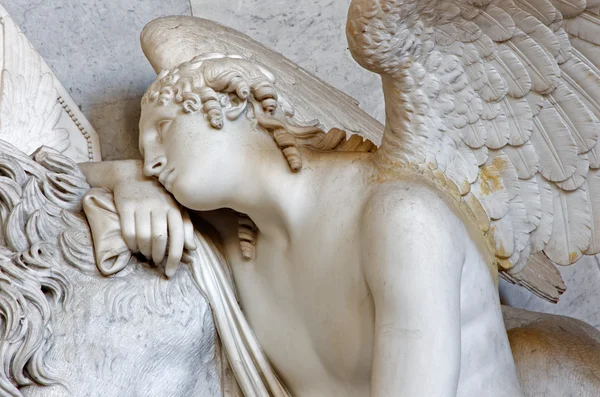 VIENNA - JULHO 3: Detalhe do anjo do túmulo de Maria Cristina filha de Maria Teresa dos anos 1798 - 1805 por Antonio Canova em Augustnierkirche ou Augustinus chuch em 3 de julho de 2013 Viena . — Fotografia de Stock