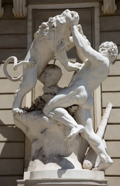 Wenen - standbeeld van heracles en Nemeïsche leeuw in tuin van Paleis hofburg — Stockfoto