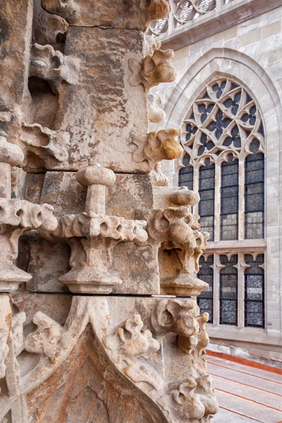 KOSICE - JANEIRO 3: Detalhe da fachada gótica da catedral gótica de Santa Isabel em 3 de janeiro de 2013 em Kosice, Eslováquia . — Fotografia de Stock