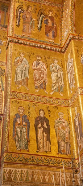 PALERMO - ABRIL 9: Santos na parede da catedral de Monreale. Igreja é um exemplo maravilhoso da arquitetura normanda em 9 de abril de 2013 em Palermo, Itália . — Fotografia de Stock